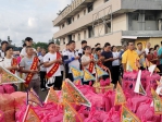 東石港口宮中元普渡桌數創新高 「見天夜譜」祭儀隆重 「笠燈篙」高度九尺虔誠開普