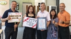 法務部彰化執行分署捐舊物，「服務利他」促進會（左2）贈感謝狀。（照片分署提供）
