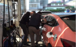 毒販開跑車進行毒品交易    偵四隊於其加油將他緝獲