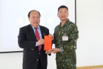 陳光復秋節慰問國軍　致贈加菜金表達感謝與祝福 澎防部指揮官陳俊源中將說，中秋佳節是家人團聚的重要時刻，但國軍官兵仍堅守崗位，守護國人平安。  活動中，陸軍澎湖防衛指揮部、空軍馬公基地勤務隊，以及空軍第九戰術戰鬥機作戰隊代表也分別致贈感謝狀，感謝縣府長期以來對國軍官兵的關懷與支持。