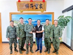 空軍副司令王德揚中將率隊中秋前夕拜會馬公市長黃健忠 軍民情誼溫馨交流 黃健忠肯定馬公基地透過「睦鄰」專案深入社區，從長者共餐到青年志工活動，實際拉近了軍方與居民的距離。他說：「中秋象徵團圓，能在佳節前夕與空軍朋友相聚，看到他們把地方當成家人一樣守護，市民都能感受到這份安心與貼心。」市公所未來也將持續與駐軍攜手，共同守護城市安定。