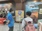 縣府中秋連假於台灣機場疏運並宣傳秋冬觀光活動  旅遊處表示，因應本次中秋節假期疏運，縣府自9月1日開設中秋、雙十節鄉親機位需求服務平台彙整鄉親需求，並再協調立榮、華信航空公司增開加班機，10月3日為假期前1日，台北及高雄下午起現場候補人數各約25人，台中候補人數零星，整體疏運狀況順利。