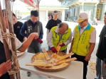 信仰結合食農，文化融合教育—湖西鄉「王公賜好籤（蕃薯籤）–抽好籤呷好簽」10月5日登場！ 除了祈求王公賜下的好籤帶來平安與順利，進行蕃薯削皮與拋絲、曬蕃薯籤體驗，現場更邀請蔡月滿老師教導蕃薯籤古早味手作-「籤杯(謙卑)」及品嘗點心佳餚，推廣在地食材，實踐食農教育精神，並結合母語教學講述「謝安王公-東山再起」典故、文化導覽與互動體驗，讓參與者從吃的、說的、聽的全方位感受尖山社區的文化底蘊與活力。