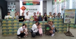 豐哥和愛心朋友，將柚子送到家扶。（照片家扶提供）