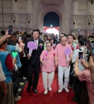 鑽石婚表揚，台灣童謠之父施福珍夫妻（前排右1、2），由代市長賴致富（前排左）陪同走紅地毯進場，受到全場喝采。（照片公所提供）。