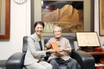 人間國寶王清霜等人瑞慶百歲 許縣長致贈萬元禮金及金鎖片