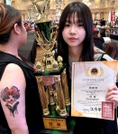 「國際創意藝術美學」刺青賽，大葉吳宸芳的「貓咪藝妓」作品（左下角）奪冠。（照片大葉提供）。。