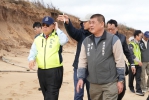 許育愷議員縣政總質詢移師北寮 陳光復實地考查海岸侵蝕及砂石處理問題  對此，陳光復表示，縣府將先進行適當的防護措施，並在合於法規下與地方討論，以「養灘」方式補充砂石、減少沙灘流失，讓海岸線逐步恢復原貌，避免侵蝕問題惡化。他強調，海岸保全需平衡生態、法令及地方期待，縣府將以務實方式推動。