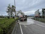 混凝土攪拌車翻覆｜駕駛遭困車體獲救送醫