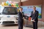 中華汽車協理劉坤一（左），代表公司捐贈3.5噸ET35電動貨車，由大葉副校長（右）受贈。（照片大葉提供）,
