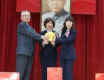 彰化郵局卸任局長陳樂明（左）將印信移交給新局長郭白慧（右）。（照片郵局提供）