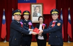 彰化縣警局卸新任局長陳明君（左）、陳世煌（右）交接印信，王縣長（右2）主持。（照片縣府提供），