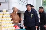 南台別院分享10萬份臘八粥 黃偉哲回贈蘭花感謝協助弱勢