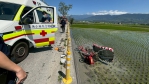 渾身都是泥｜觀光電動自行車，池上大橋旁防汛道路翻落稻田，3名大人2名兒童受傷送醫，其中1人疑骨折！