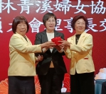 員林青溪婦女協會理事長交接，江招治（左）將印信交由鄭汝芬（中）轉交給黃紫雲（右）（照片記者林碧珠攝）