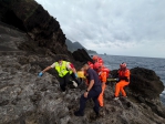 蘭嶼人面岩釣客礁岸跌傷｜警消海巡協力救援送醫