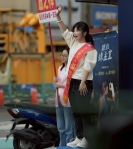 參選彰化市長，縣議員溫芝樺站街頭拜票。（照片服務處提供）