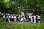 大葉通識助理教授張加佳，帶領學生走進吳晟的「純園」。（照片大葉提供）