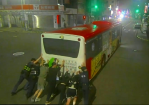 公車拋錨七人發揮洪荒之力     將數噸重的公車推至安全處