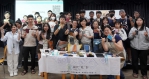 「袋代設計」創辦人林育君（前排中）帶領大葉學生用廢料製作手機套。（照片大葉提供）