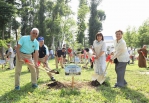 南華大學畢業生傳承植樹百年樹人 希望之樹為森林碳匯存摺儲蓄碳金