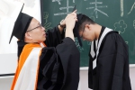 大葉環安系和消防學程小畢典，師長除給畢業生撥穗。（照片大葉提供）
