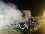 暗夜怪火｜綠島柴口某民宿前，9輛機車燒毀、12輛機車受損！