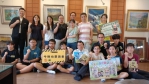員高優免新生報到，校長楊豪森（前排中）歡迎15名高分群同學入校。（照片記者林碧珠攝）