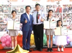 嘉義縣長翁章梁回母校頒畢業證書 義竹國小畢業典禮溫馨感人