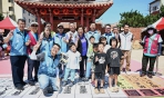 「趣味闖關慶端陽」，龍山寺熱鬧展開。（照片縣府提供）