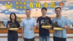 員林所長江耀邦（右2）、大村所長李宜蓁（左）、莒光副所長呂泓緯（右）榮升，分局長（左2）祝賀。（照片警方提供）。