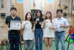 3名大葉電機系女學生（中間），考取室內配線丙級技術士證照，系主任（右）和指導老師（左）欣慰。（照片大葉提供）