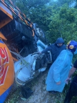 水泥罐車翻覆駁坎下｜窄路救援交通中斷，陳錦竹：赤科山主線10.75 K應開闢為臨時會車道！