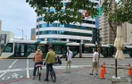 高雄街頭裝設3支手動遮陽傘