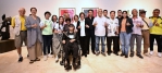 台灣金屬雕塑大師林良材（坐輪椅）個展，王縣長（中）、立委陳素月（左3）和前台中縣長廖永來（右8）等人參加開幕式。（照片縣府提供）