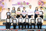 彰化藝術高中參加全國學生音樂比賽，獲絲竹室內樂合奏特優，王縣長（後排中）公開表揚。（照片縣府提供）