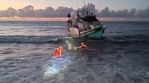 新港籍漁船小馬海灘擱淺｜海巡主動發現即時救援3名船員脫險