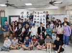 張明達議長提筆與學子寫書法 關懷和睦國小藝文教育夏日樂學