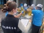 泰山公司含苯駢芘超量的「大豆沙拉油」，在衛生局監督下已銷毀10公噸。（照片縣府提供） 　