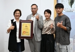 員林﹁光興閣掌中劇團﹂林宏憲團長（左2）入選第三十七屆﹁傳藝金曲獎﹂。（照片縣府提供）
