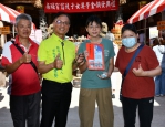 南瑤宮頒發獎學金，林世賢市長（左2）勉勵學子精進學業。（照片公所提供）
