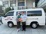 永靖鄉81歲高孟娟女士（左）捐一輛公務車給鄉公所，由魏鄉長（右）受贈。（照片公所提供）