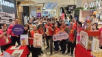 「互動換爆米花」公益快閃   嘉義秀泰邀網紅張譯Eddy擔任公益大使  民眾熱情與長輩互動