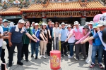 南投指南宮城隍爺聖誕遶境祈安 許縣長點起馬炮祈福