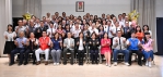 彰化縣二十八位中小學校長交接，由王縣長（前排中）主持。（照片縣府提供）