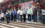 廣天宮恩主公會攜手中區扶輪社舉辦親子寫生比賽，會長（左）感謝來賓與會。（照片扶輪社提供）