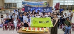 前往紐西蘭參加「國際交流音樂會」，彰化市長林世賢（中左）授旗給市立管弦樂團。（照片公所提供）