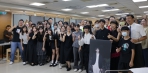 員中第23屆美術班畢展17名同學作品水準受到校長楊豪森（前右）和師長、來賓、家長的讚許。（照片員中、公所提供）