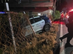 高雄警車深夜自撞種苗園一員警擦挫傷送醫