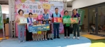 創世基金會、益張副董黃秀英、幼兒園長、賴市長、縣府賴祕書等人將印有驢子、狗、貓、公雞積木堆疊築院。（照片記者攝）